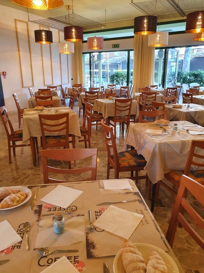 Hotel Venezia San Mauro Mare ภายนอก รูปภาพ
